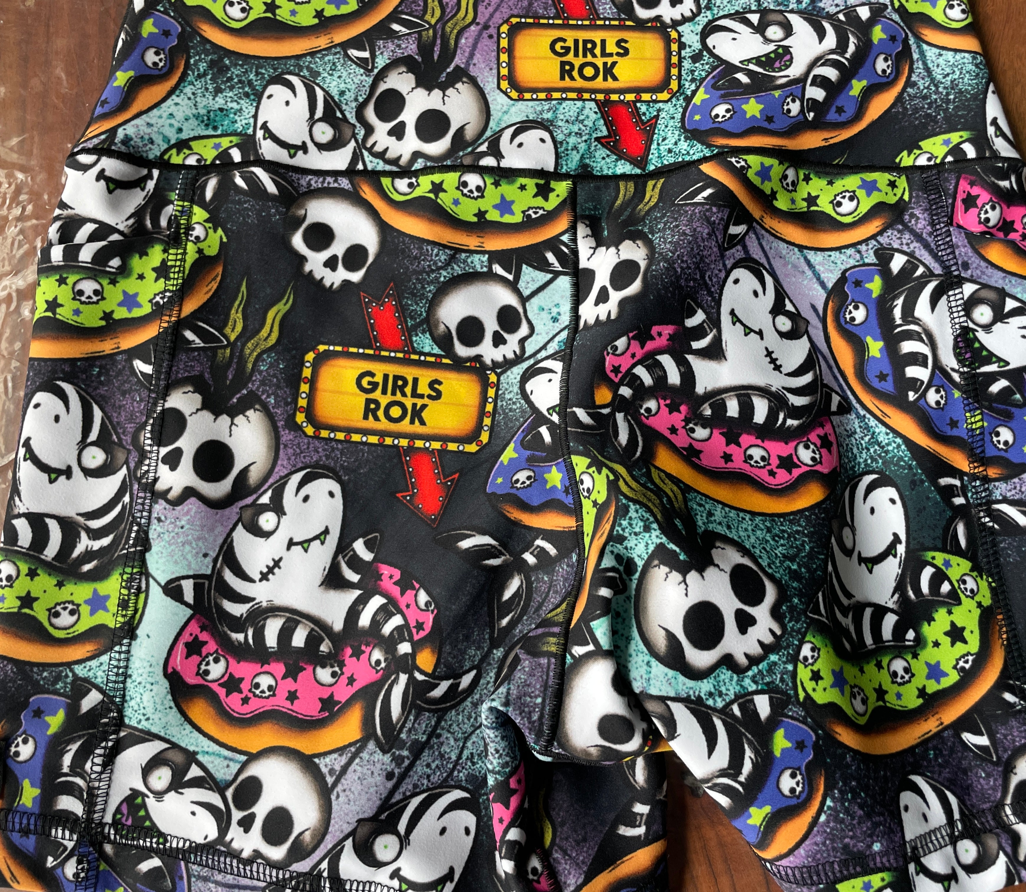 GIRLS ROK HYBRID 4.5"inseam MEDIUM- FLEX FabriC