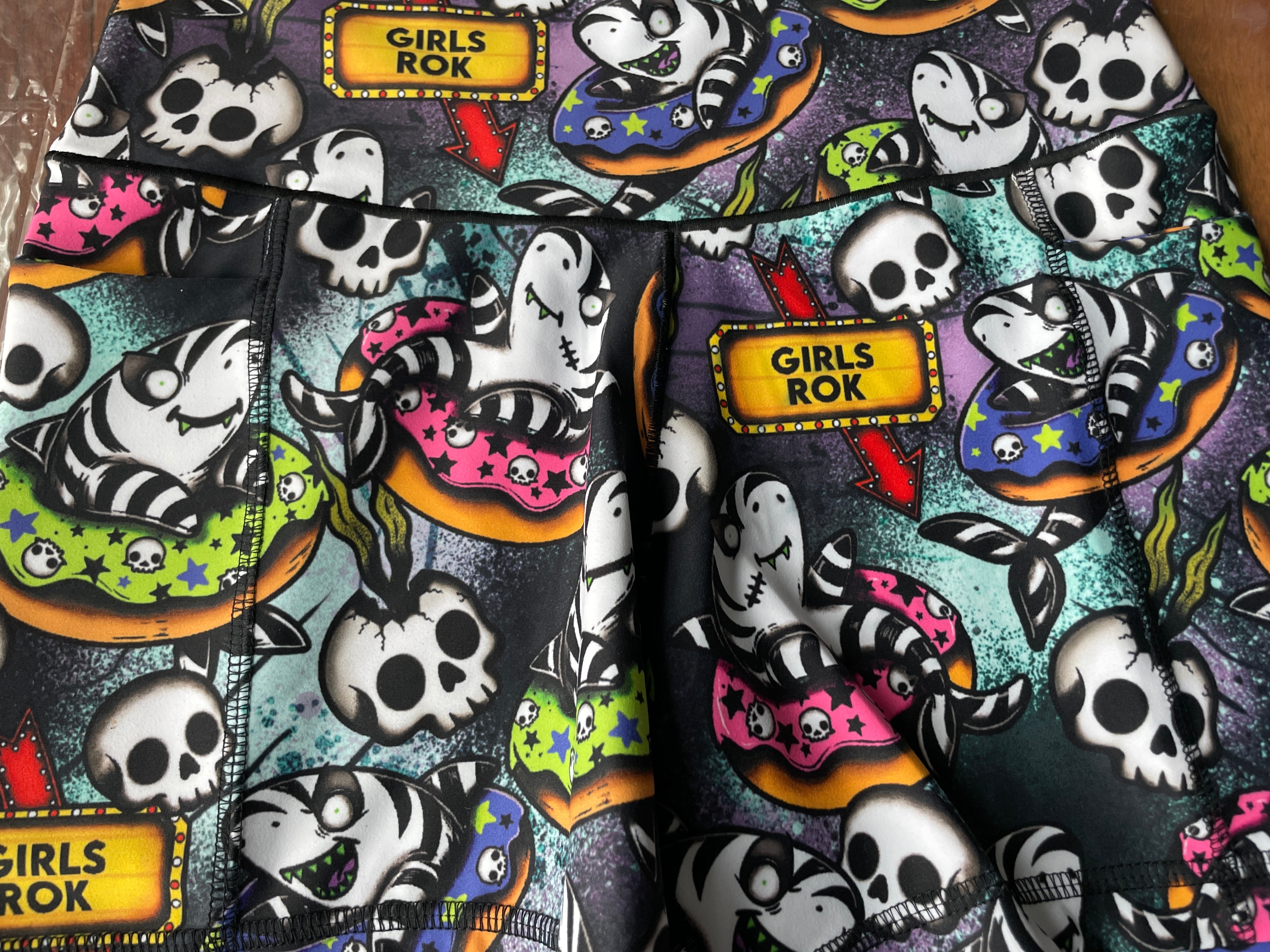 GIRLS ROK HYBRID 4.5"inseam MEDIUM- FLEX FabriC